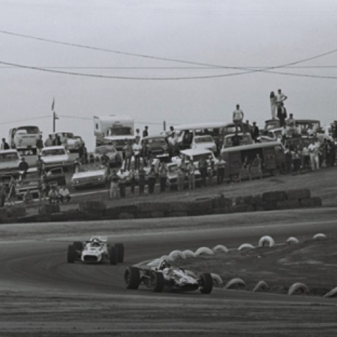 JIm dans le sillage de Dan Gurney, le leader de la course
 © D. Friedman